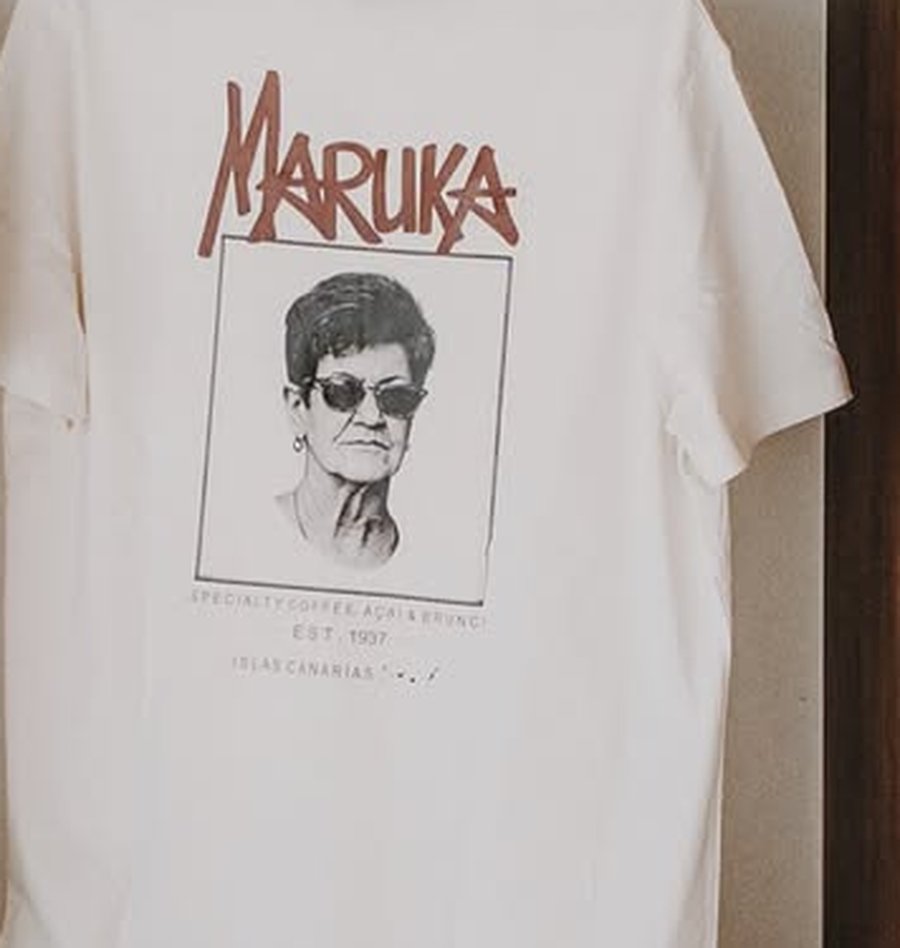 Camiseta Maruka con el retrato de la abuela, 'Specialty Coffee, Açaí & Brunch, Est. 1937, Islas Canarias'