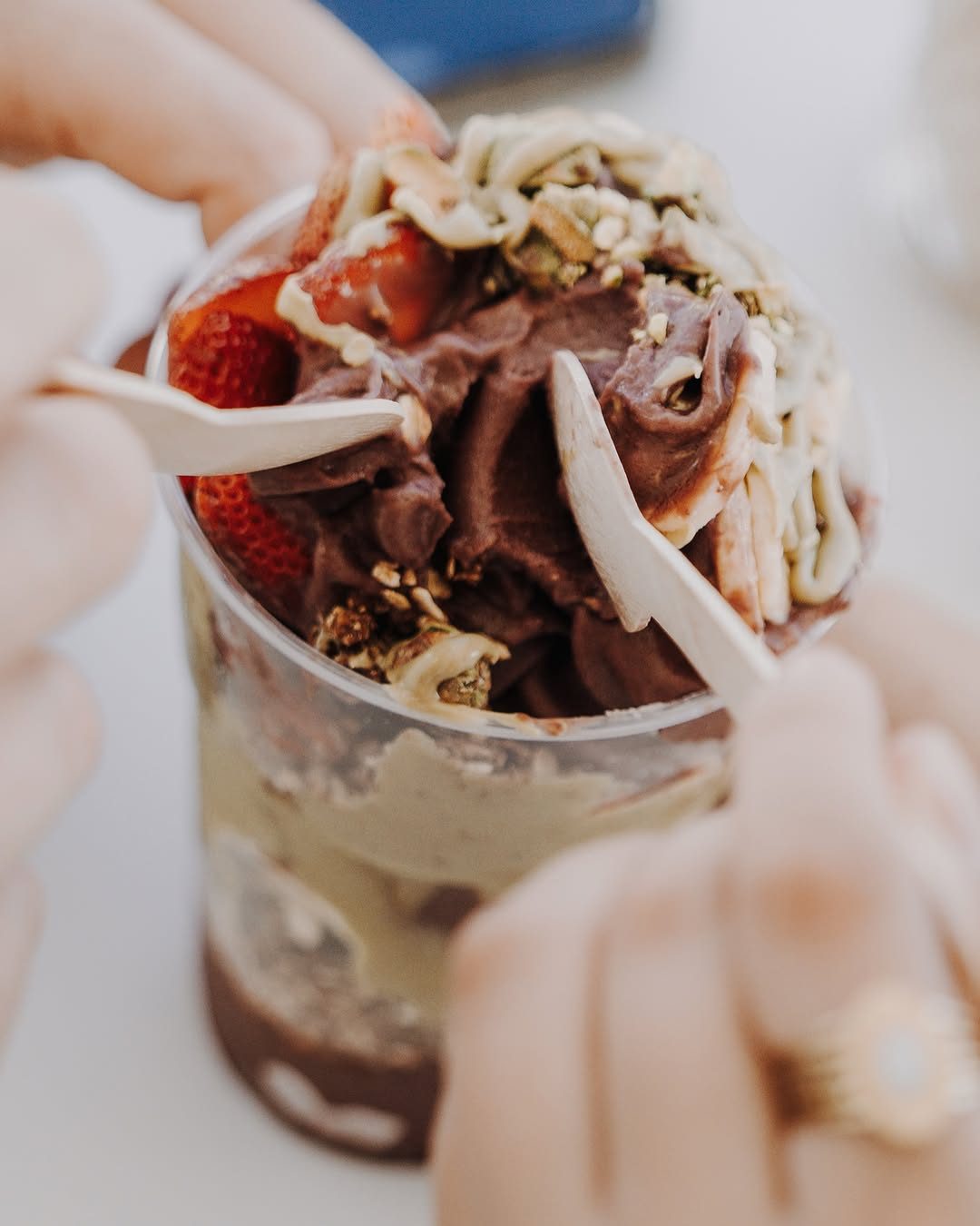 Bowl de açaí Maruka recién servido, con toppings de fresa y pistacho