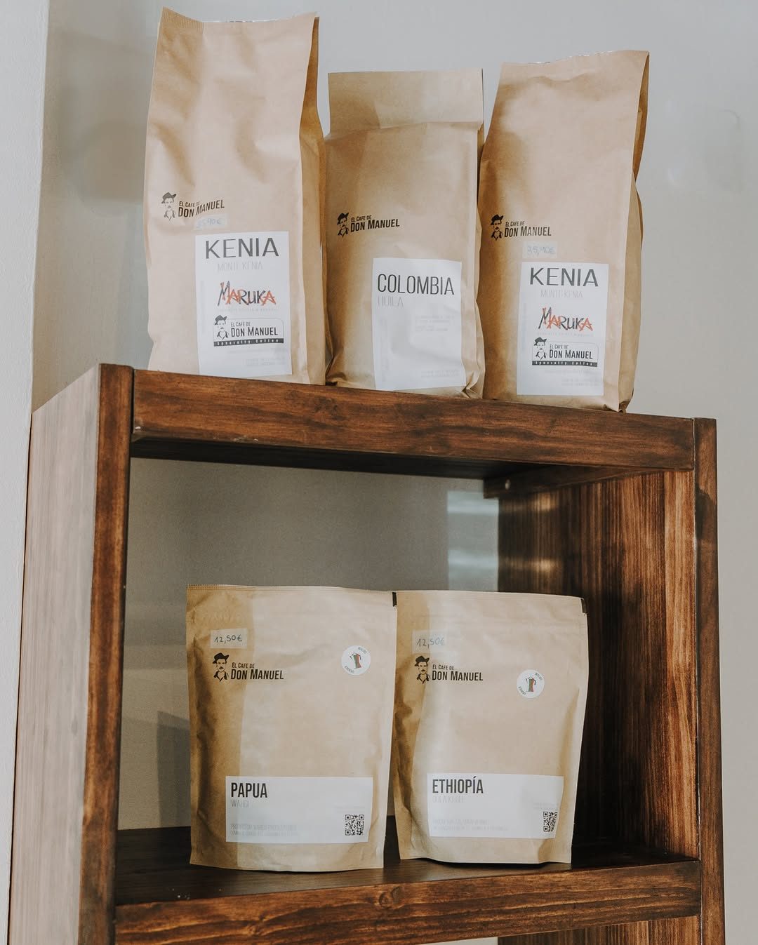 Bolsas de café de origen único en la estantería de Maruka