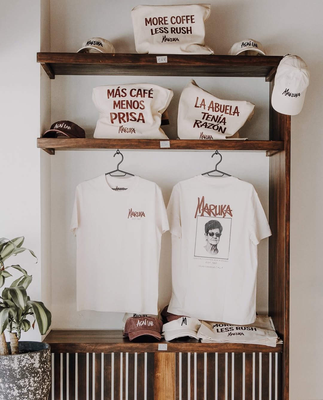 Camisetas, gorras y bolsas de tela Maruka en la tienda del local