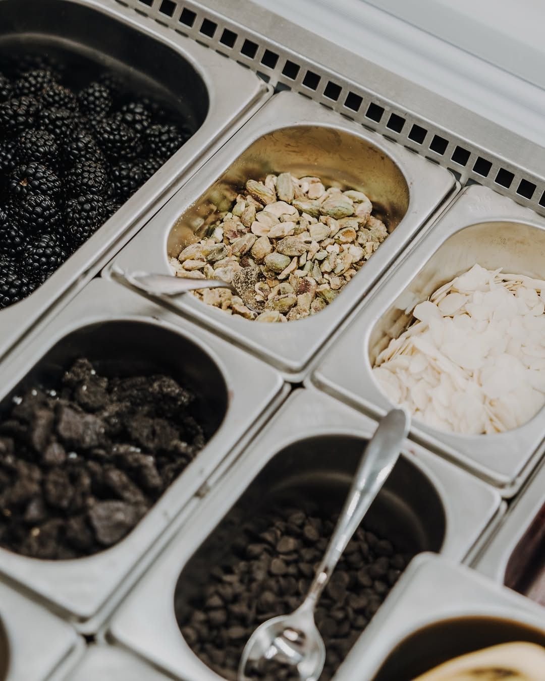 Toppings de pistacho, coco y chocolate para los bowls de açaí