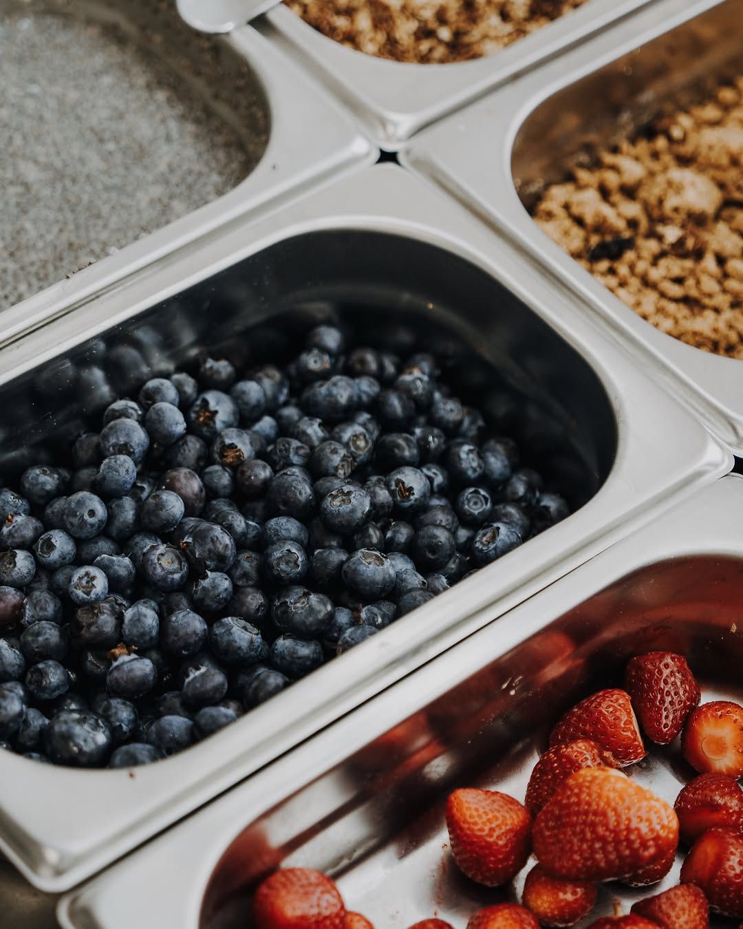 Toppings de arándanos y fresas frescas para los bowls de açaí
